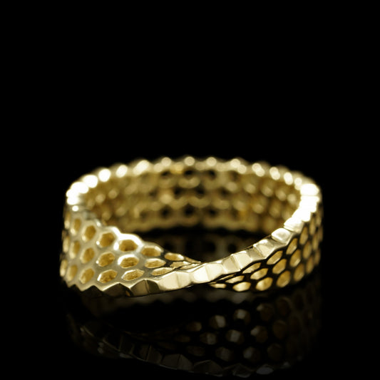 Luxurious 14K gold ring with Mobius-inspired design, representing endless connections and timeless elegance.