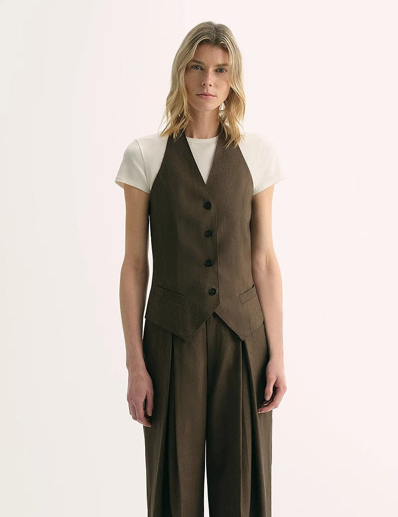 Woman wearing Solianne Silklinen Halter vest, structured cut with V neckline and sculpted shoulders, in brown Tencel-linen.