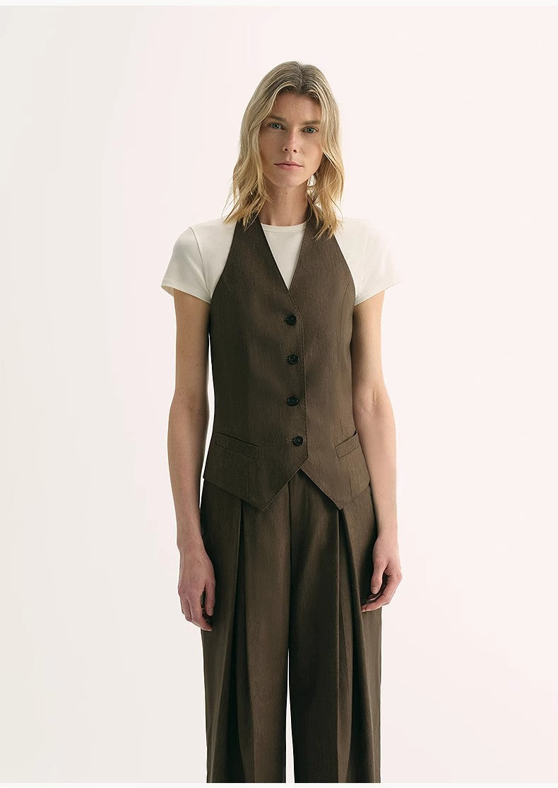 Woman wearing Solianne Silklinen Halter vest, structured cut with V neckline and sculpted shoulders, in brown Tencel-linen.