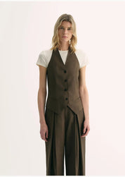 Woman wearing Solianne Silklinen Halter vest, structured cut with V neckline and sculpted shoulders, in brown Tencel-linen.