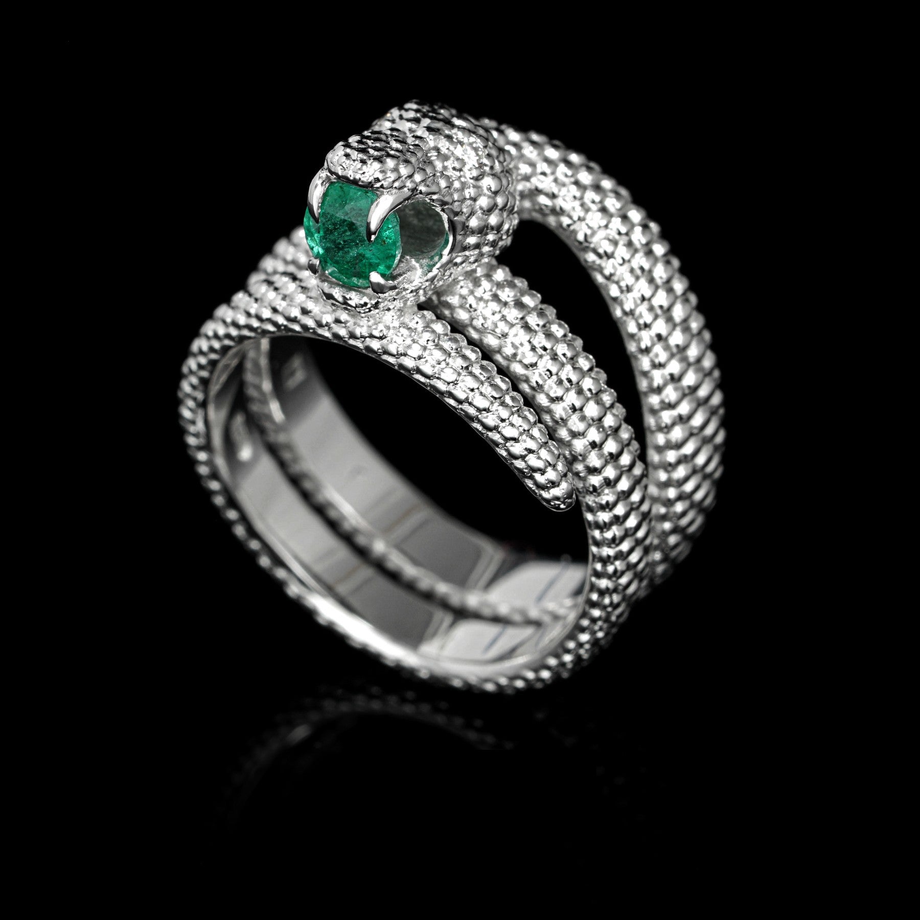 Serpent Symphony white gold ring with emerald and diamonds, featuring snake motif, symbolizes transformation and wisdom.