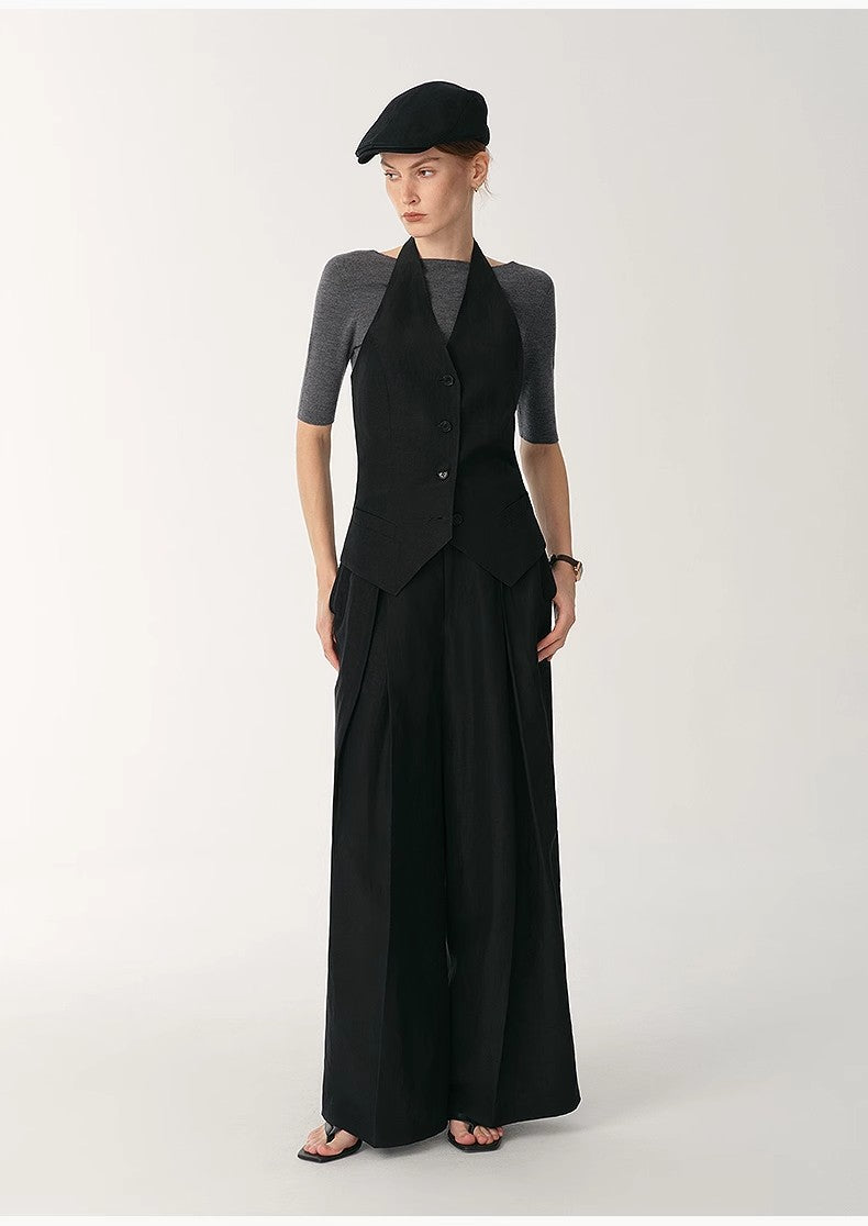 Model wearing Solianne Silklinen Halter vest with black structured cut and V neckline, paired with wide-leg trousers, exuding elegance.