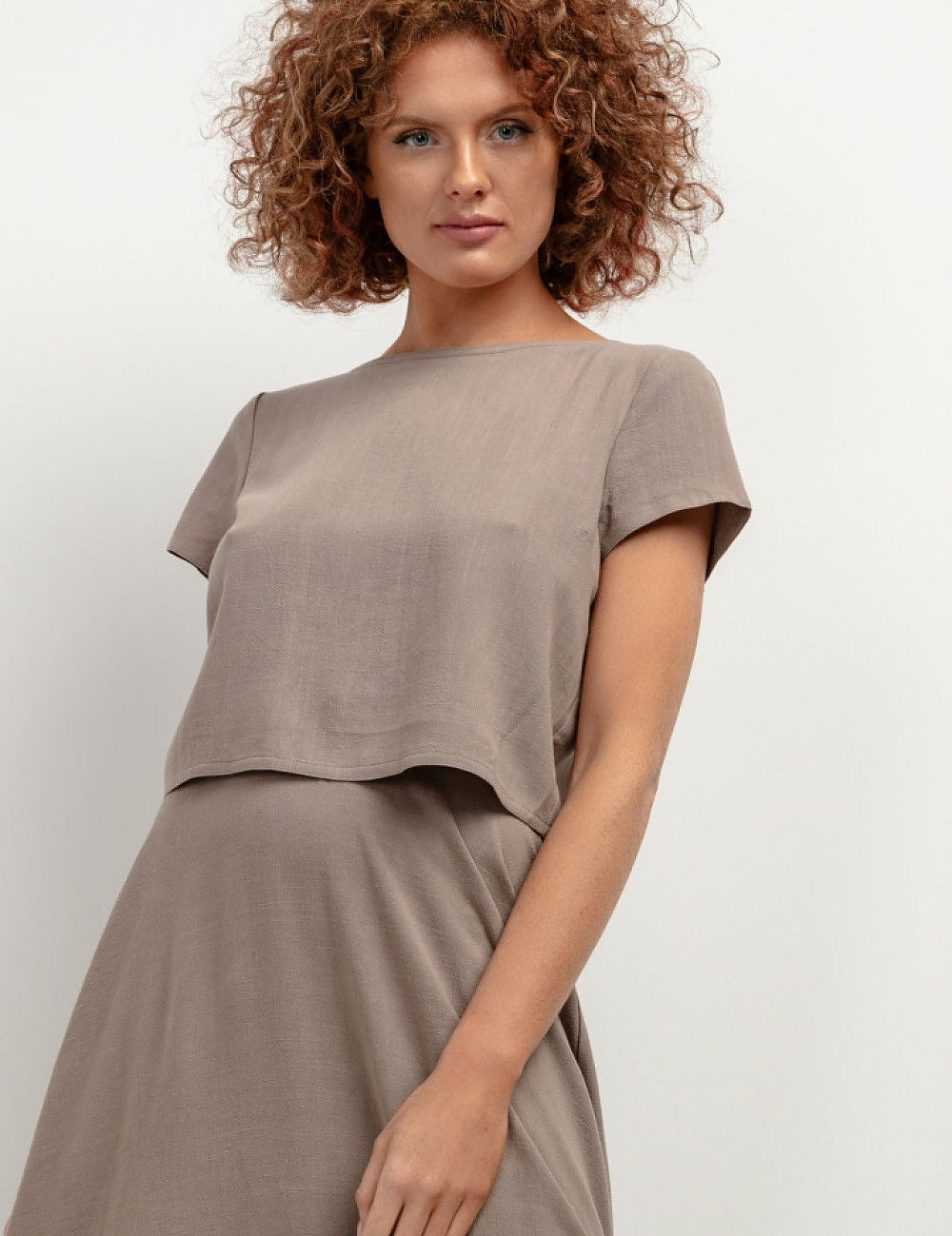 Woman wearing Elarune Linen Crop Blouse in a soft viscose-linen blend, ideal for warm days with a casual, clean silhouette.