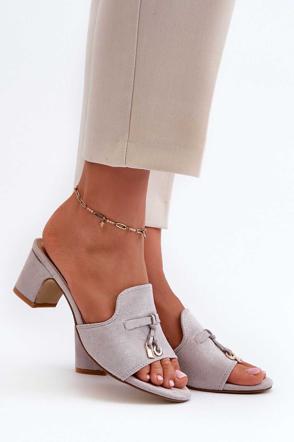 Solvera heeled suede flip-flops with 5.5 cm heel, showcasing minimalist elegance suitable for casual or dressier outings.