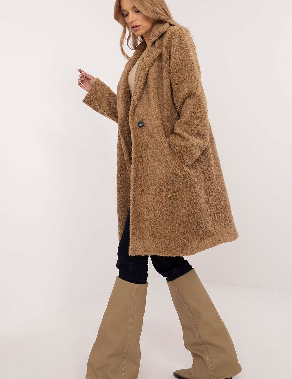 Woman wearing Elantra pre-knee winter coat, showcasing a cozy, elegant style, ideal for autumn and winter seasons.