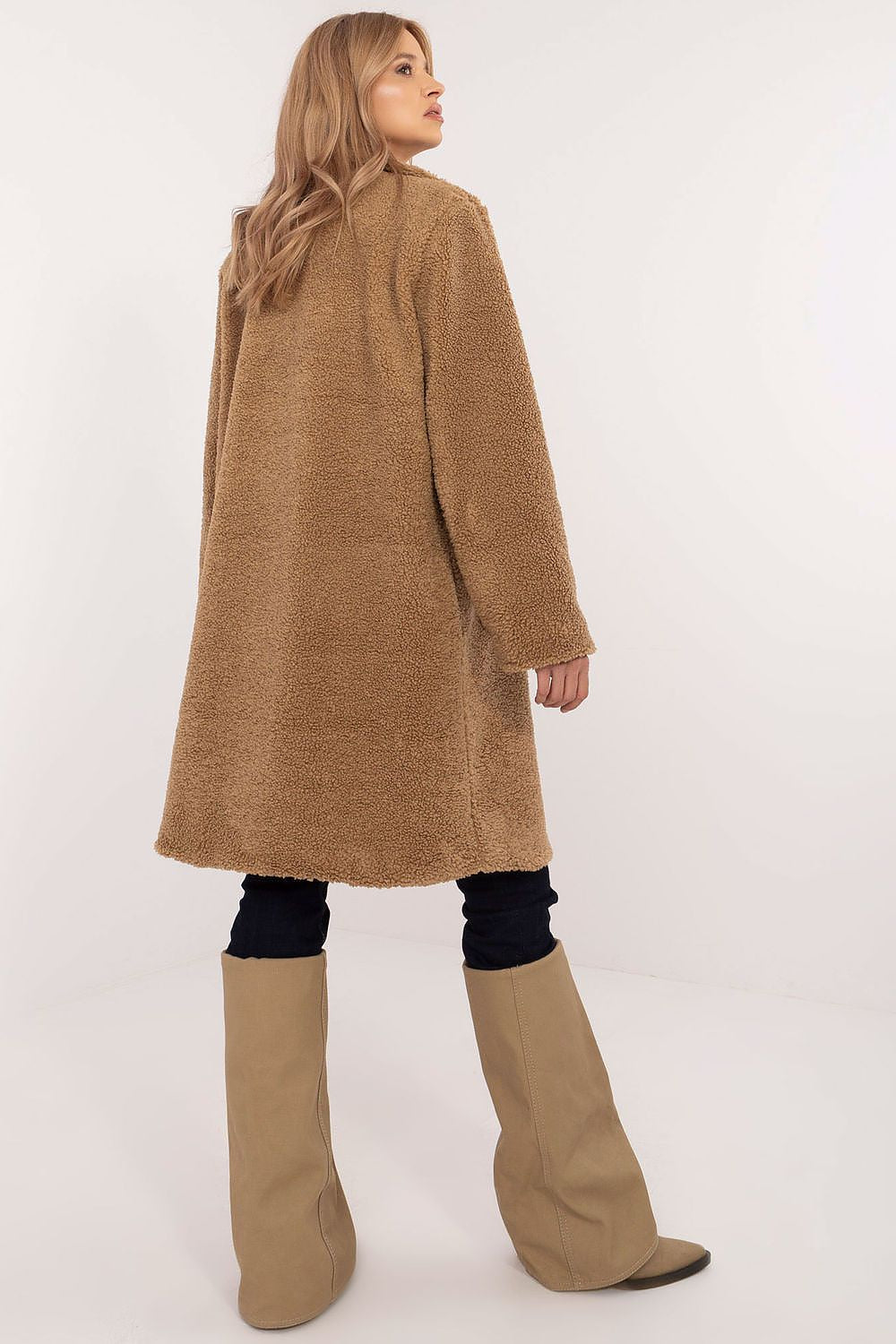 Woman wearing Elantra pre-knee winter coat, showcasing its elegant, warm design, ideal for autumn and winter casual or work outfits.