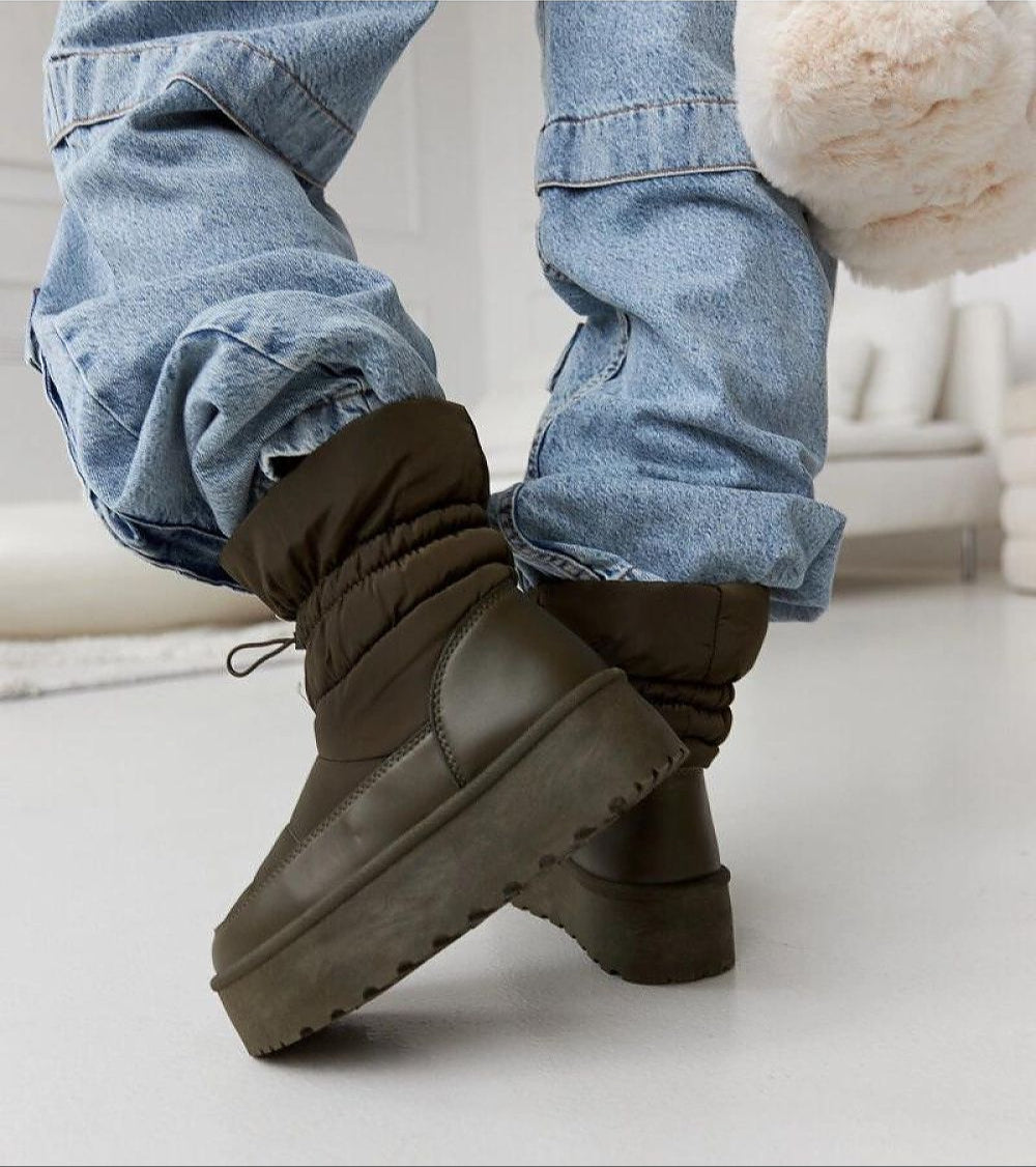 Person wearing Olviera Slip-On Platform Snow Boots with jeans, showcasing the stylish and warm design with a 5 cm platform.