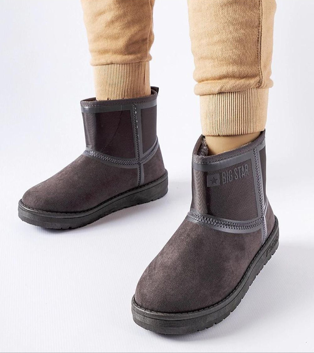 Person wearing Arvessa Big Star low-heel snow boots with eco leather finish and side zipper, ideal for winter elegance and functionality.