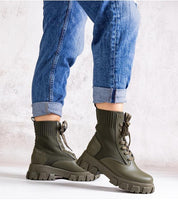 Bravelle insulated rubber boots with elastic upper and structured sole, ideal for autumn-winter transition, worn with rolled jeans.