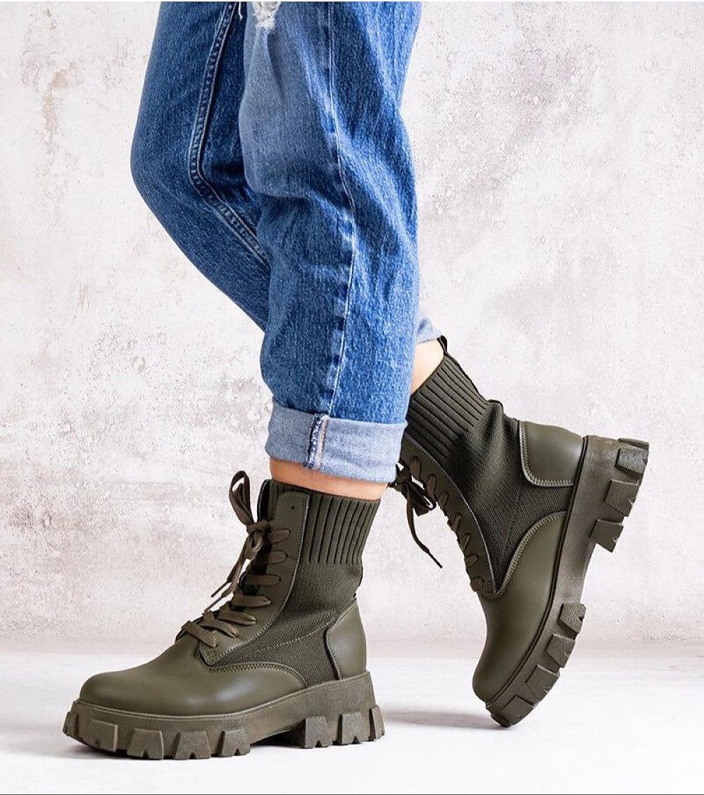 Bravelle insulated rubber boots with elastic upper and high shaft, offering protection and style for cold, wet conditions. Perfect for autumn-winter.