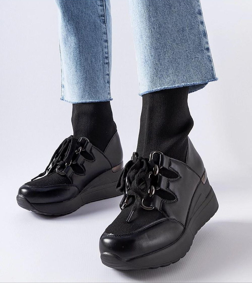 Black platform buskin boots with rounded toes, showcasing modern elegance and comfort, set on a sturdy 6 cm heel for added height.