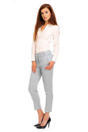 Woman wearing elegant plus size Marvielle high-waist 7/8 trousers, tailored fit with side pockets, perfect for the office or outings.