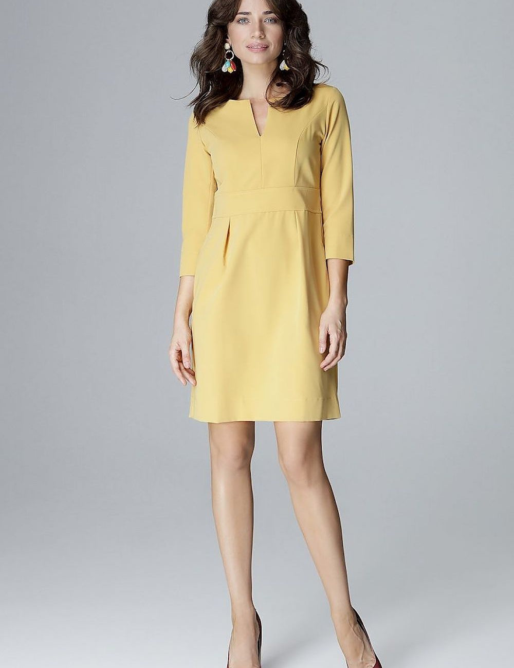 4 sleeves, showcasing elegant style for office or events.