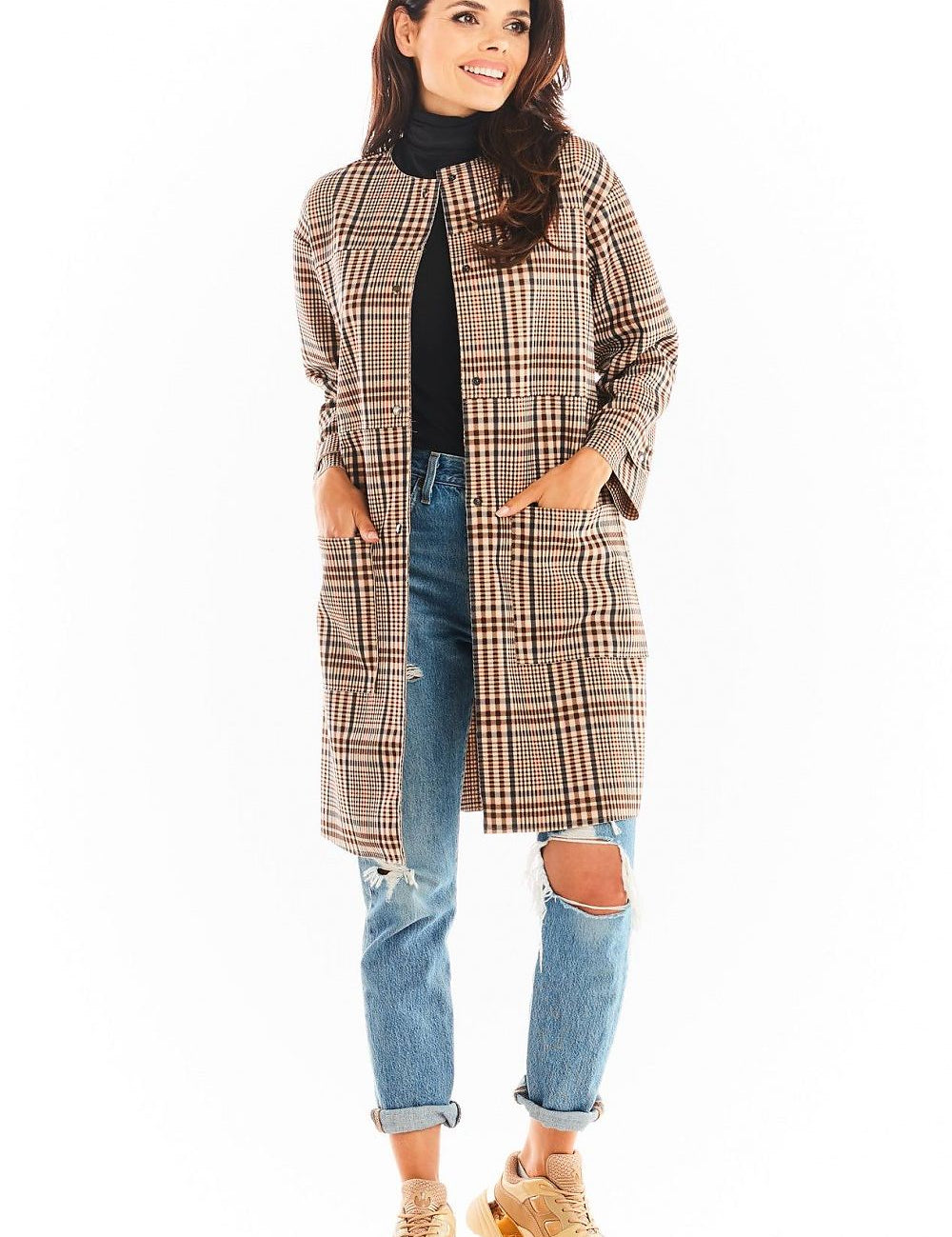 Model wearing Calverisse Checked Straight-Cut Coat in brown, featuring long sleeves and pockets, paired with jeans and sneakers.