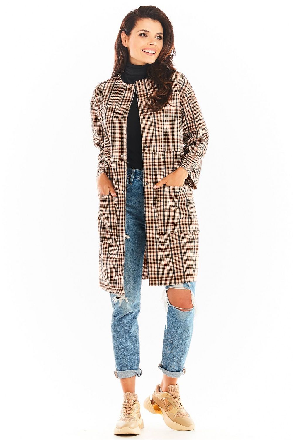 Model wearing Calverisse Checked Straight-Cut Coat in brown, featuring long sleeves and pockets, paired with jeans and sneakers.