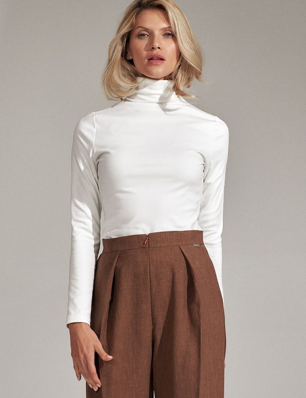 Mireval Turtleneck Blouse in ecru with long sleeves and classic design, paired with high-waisted trousers for a chic look.