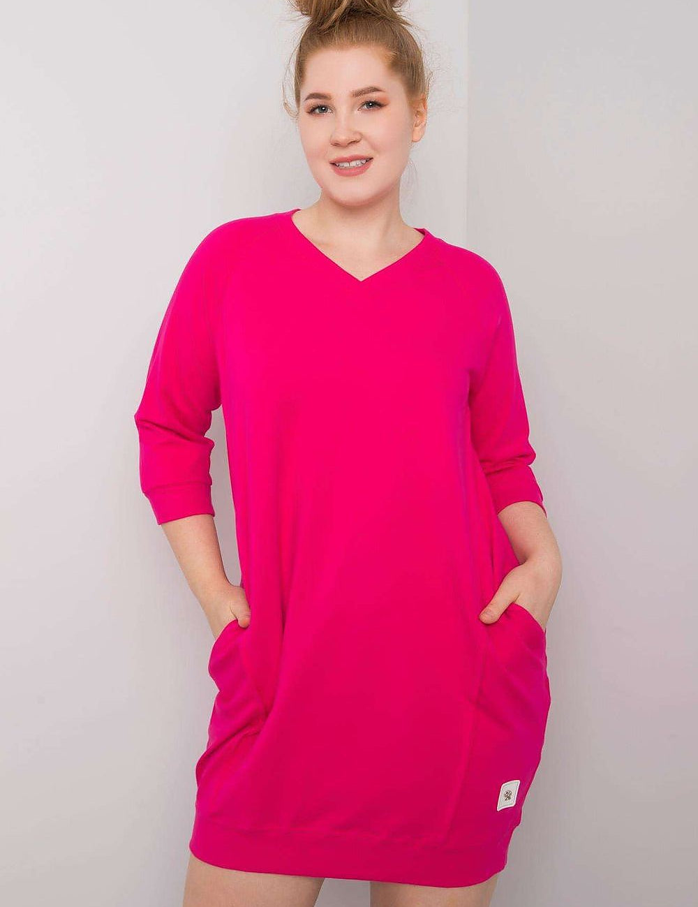 4 sleeves, showcasing practical side pockets and a comfortable fit.