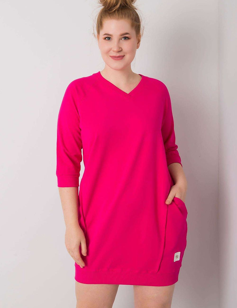 4 sleeves and side pockets, showcasing a relaxed and stylish fit.