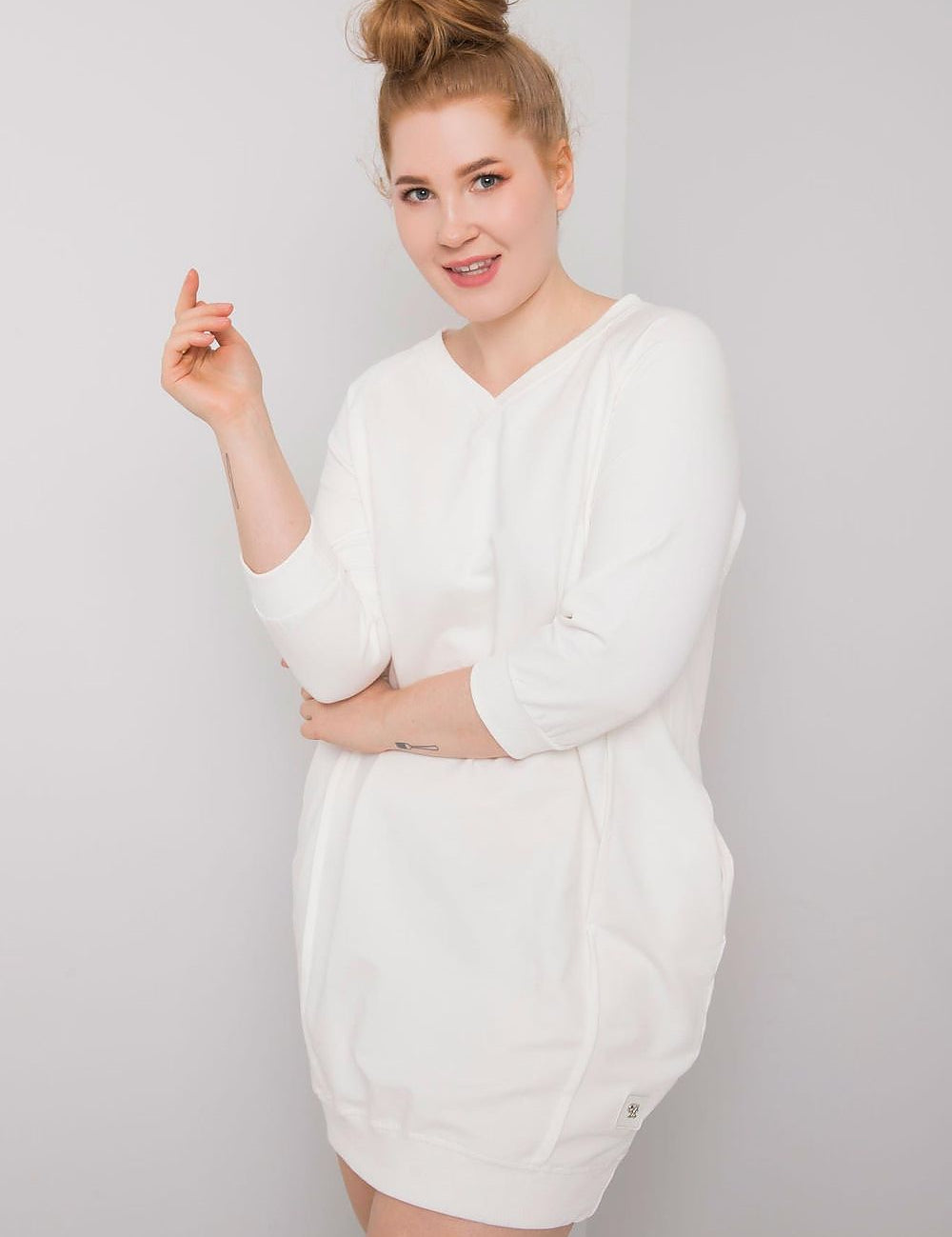 4 sleeves, showcasing a comfortable and elegant design.