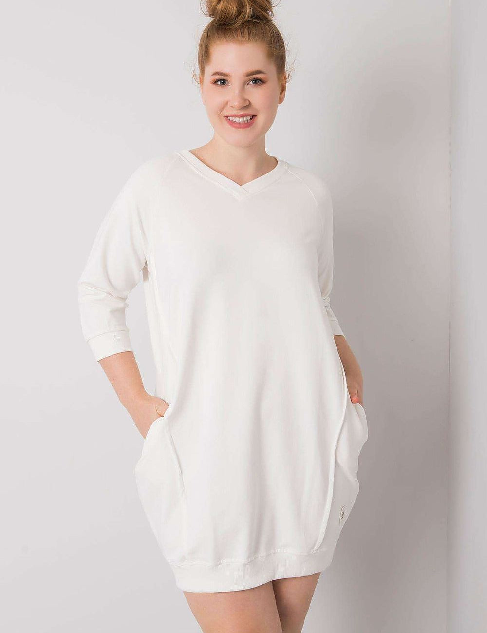 4 sleeves, model in elegant white cotton blend fabric, showcasing the side pockets.