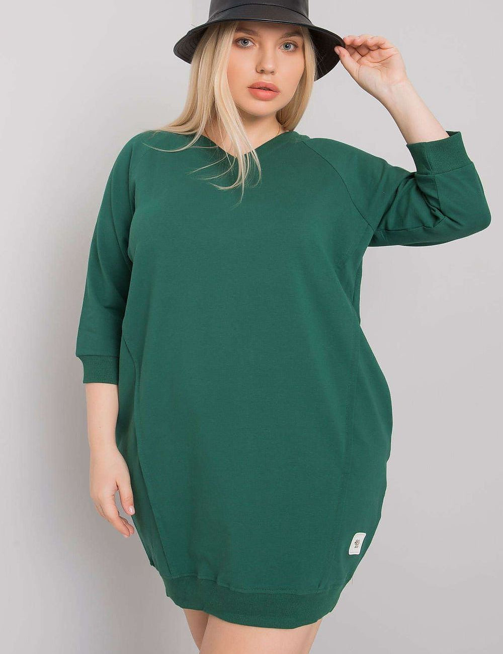 4 sleeves, showcasing classic silhouette and side pockets, green color.