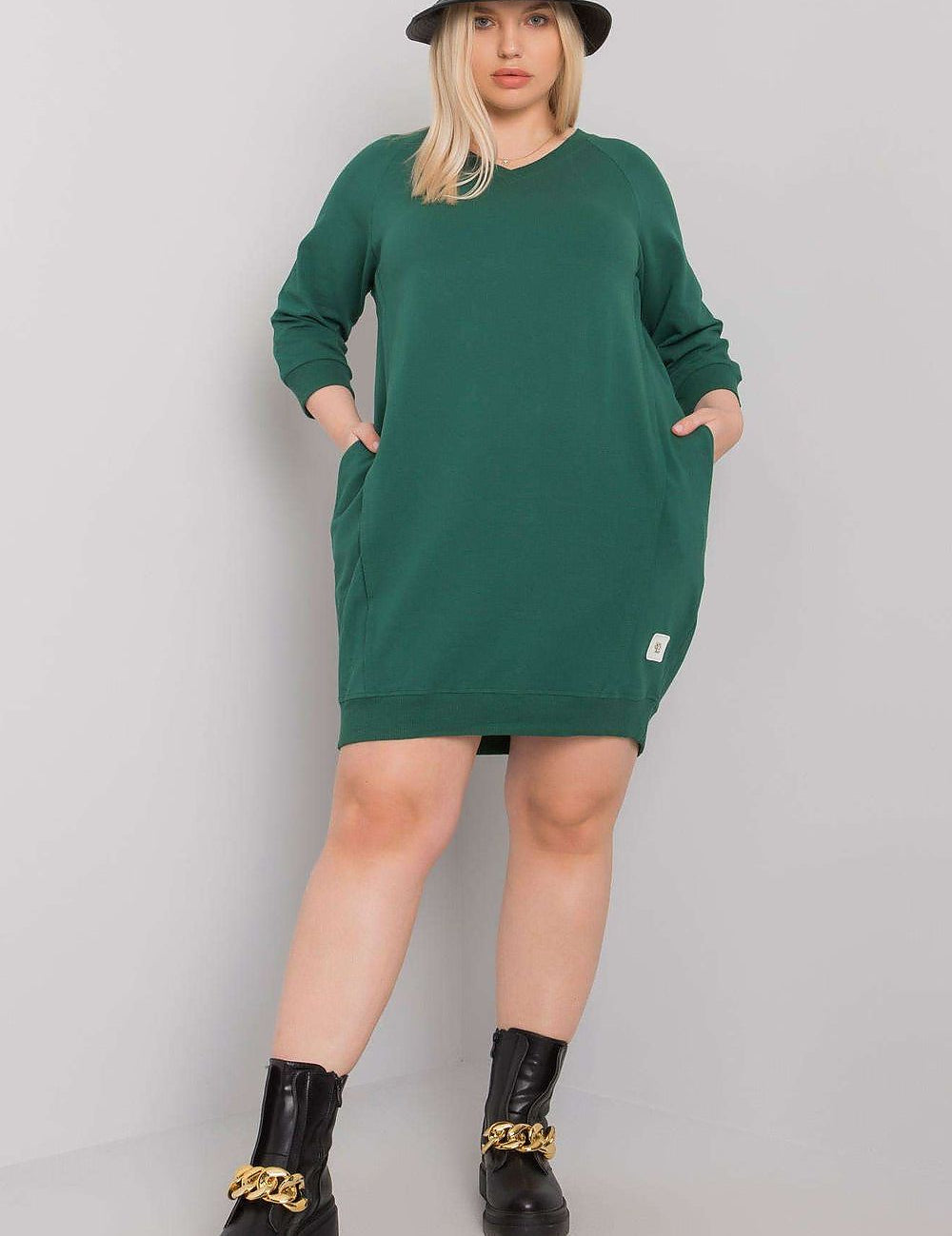 4 sleeves, modeled with black boots and hat, highlighting style and comfort.