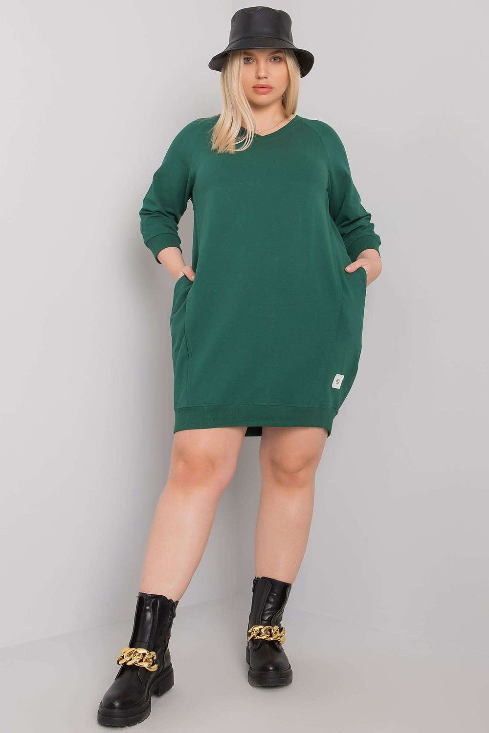 Plus size Velissia cotton pocket dress in green with 3/4 sleeves, modeled with black boots and hat, highlighting style and comfort.