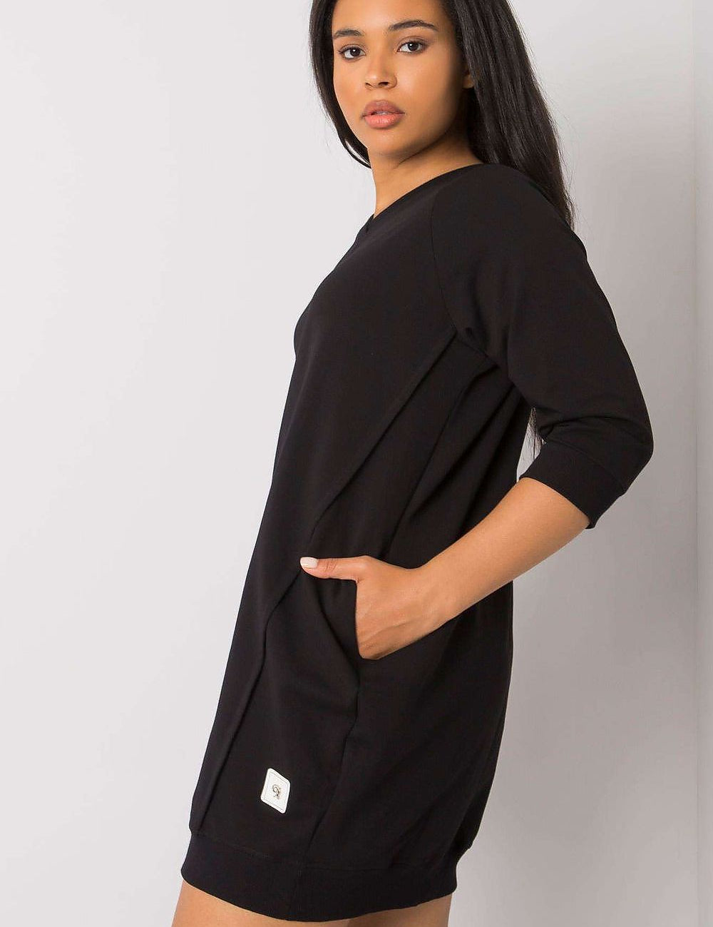 4 sleeves, showcasing side pockets for functional elegance.