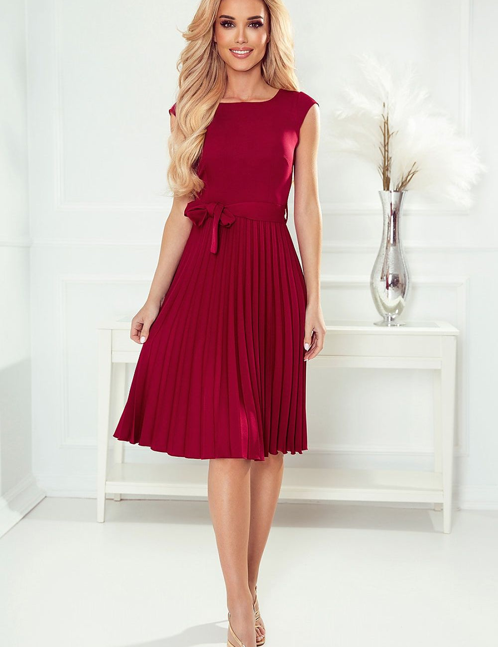 Marlisse Burgundy Pleated Midi Dress with belt, short sleeves, and flared skirt ideal for office or day events, elegant and refined.