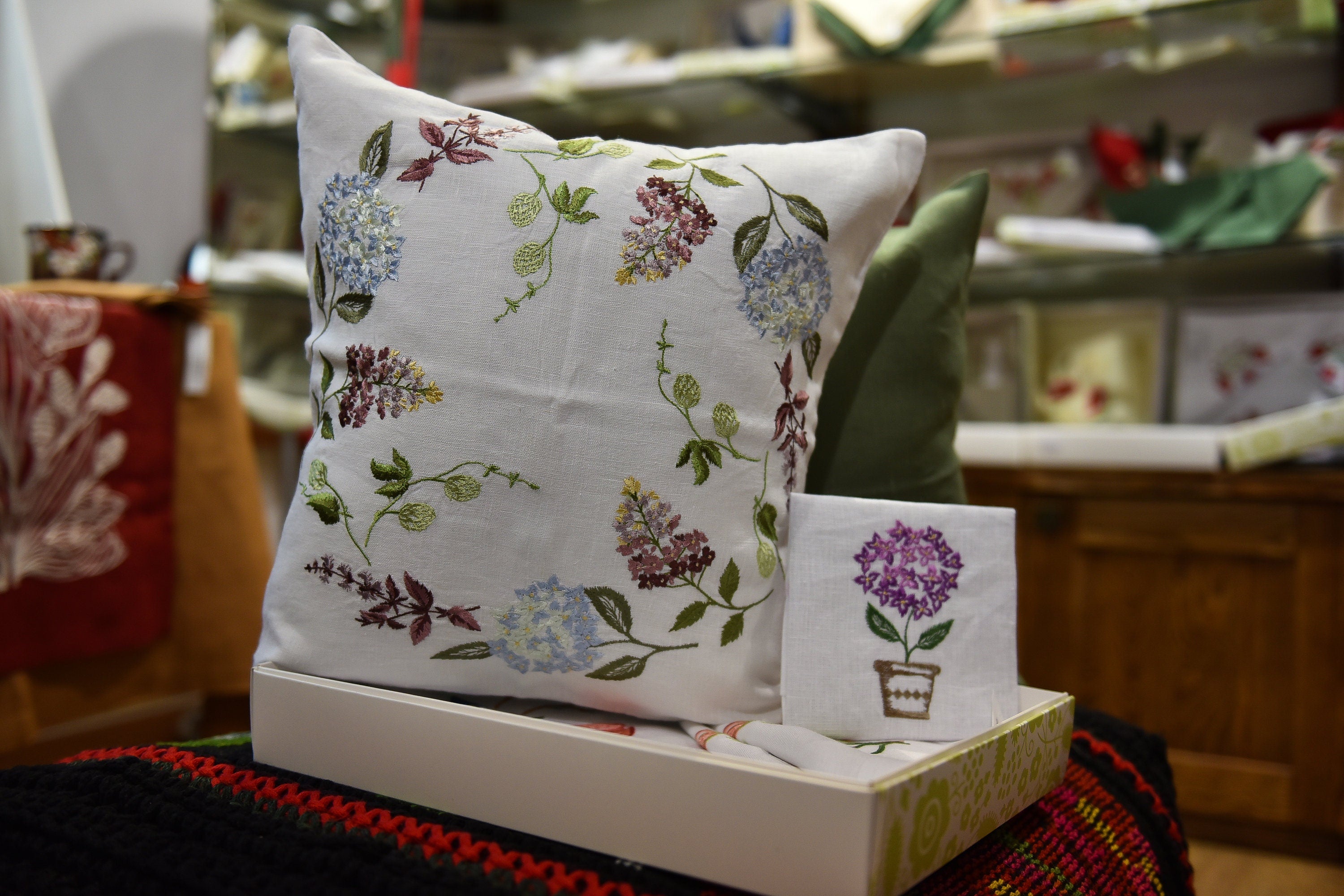 Embroidered linen pillowcase with floral design, 40x40 cm, decorative cushion ideal for Easter or Mother's Day gift.