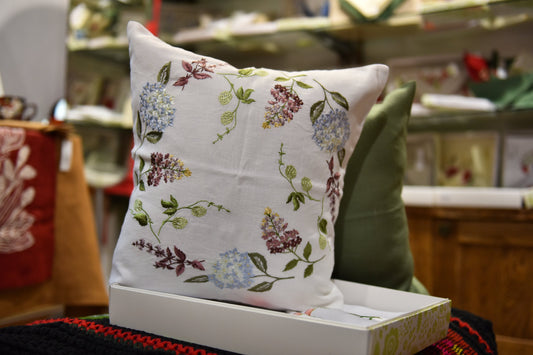 Embroidered linen pillowcase with floral design, 40x40 cm, decorative cushion cover ideal for Easter or Mother's Day gifts.