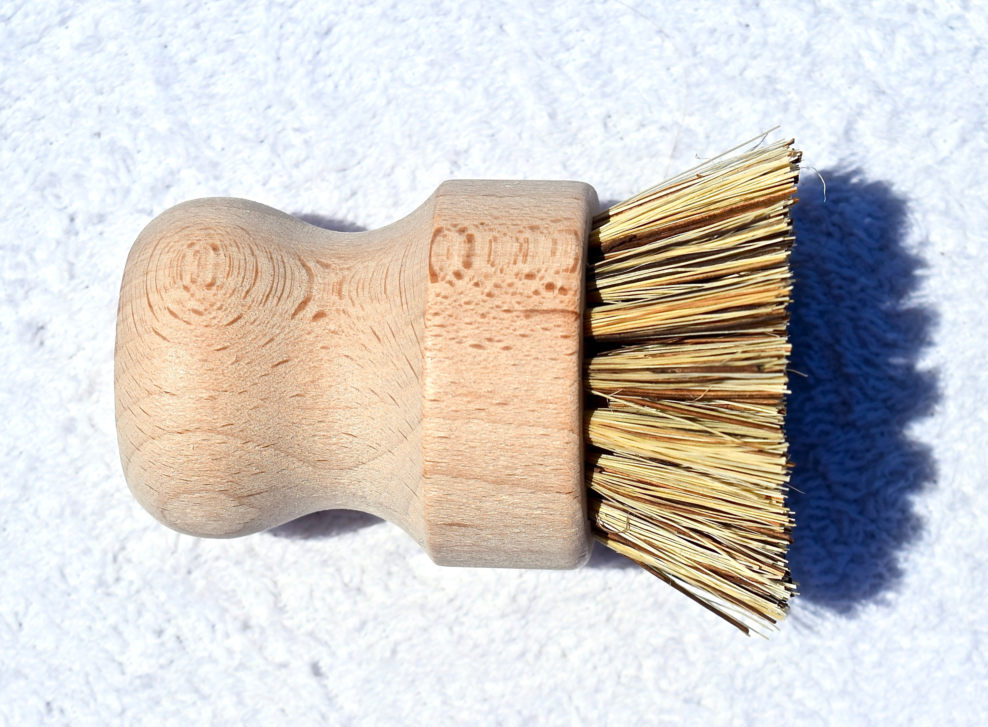 Revara biodegradable bamboo brush with durable sisal fibers, ideal for sustainable cleaning of pots, pans, sinks, tiles, and vegetables.