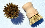 Biodegradable bamboo sisal cleaning brush with durable fibers, eco-friendly design, and ergonomic handle for sustainable cleaning.