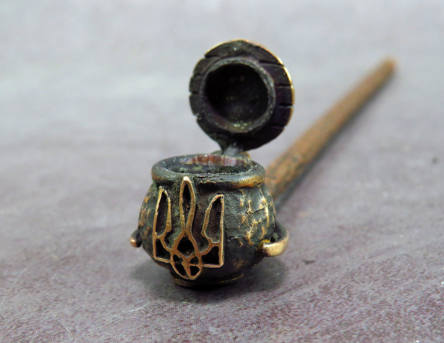 Handcrafted bronze pipe with Ukrainian trident design, unique smoking souvenir, perfect gift for smokers, celebrating Ukrainian heritage.