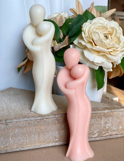 Mamelle Candle of Maternal Warmth in organic soy wax, depicting minimalist figures embracing, symbolizing protection and love.